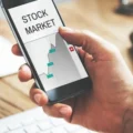 Apple Reaches $5 Trillion Market Valuation as U.S. Technology Stocks Face Growing Market Volatility